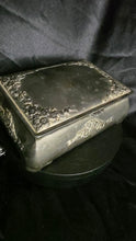 将图片加载到图库查看器，Antique Silver-Plated Floral Jewelry Box with Velvet Lining | Ornate Footed Trinket Box
