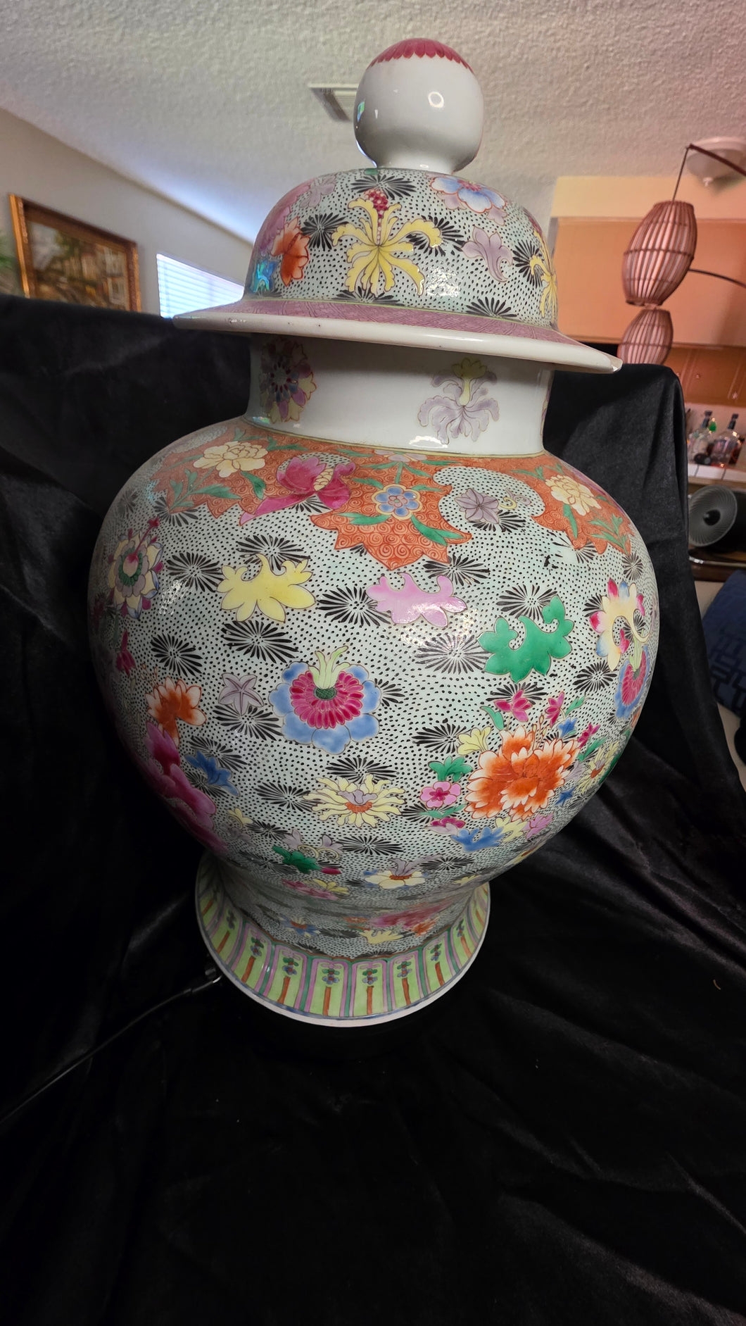 Chinese Famille Rose “Thousand Flowers” Temple Jar – Hand-Painted Porcelain Artistry