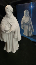 将图片加载到图库查看器，1981 Avon Exclusive Nativity Figurine – The Magi Bearing Gifts (Balthazar)
