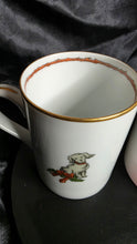 Cargar imagen en el visor de la galería, Vintage Fitz &amp; Floyd “Deck the Halls” Christmas Porcelain Mug Pair – 1983 Japan – Gold Trim – Discontinued
