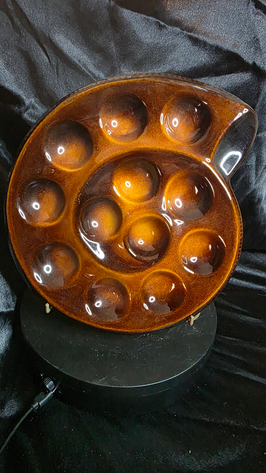 Vintage Saint-Clément French Majolica Snail Server – Model 1653 – Hand-Glazed Caramel Brown Escargot Plate – Mid-Century French Faience