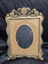 गैलरी व्यूवर में इमेज लोड करें, Vintage Ornate Picture Frame
Size 9&quot;×12&quot;
Good condition
