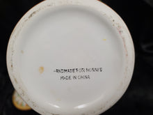 गैलरी व्यूवर में इमेज लोड करें, Ceramic Biscotti Jar Handmade For Nonnis Good condition, no cracks or chips Size 12&quot; tall
