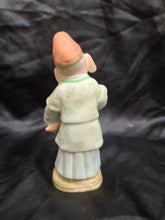 Cargar imagen en el visor de la galería, Vintage Asian Fisherman Figurine Good condition no chips or cracks Size 6.5&quot;Made in Japan
