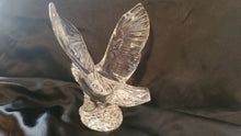 Charger l&#39;image dans la galerie, Waterford Crystal Fred Curtis Eagle 7&quot; Glass Sculpture
