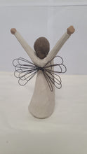 Cargar imagen en el visor de la galería, WillowTree Angel Figurine &quot;Courage&quot;, Bringing a triumphant spirit, inspiration and courage - New in Box
