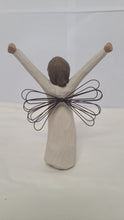Cargar imagen en el visor de la galería, WillowTree Angel Figurine &quot;Courage&quot;, Bringing a triumphant spirit, inspiration and courage - New in Box
