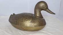 Cargar imagen en el visor de la galería, Vintage Brass Duck Container
